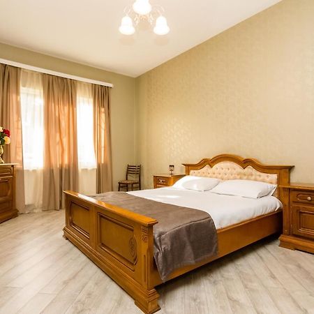 Rustaveli Two Bedroom Apartment With 5 Star Location 트빌리시 외부 사진