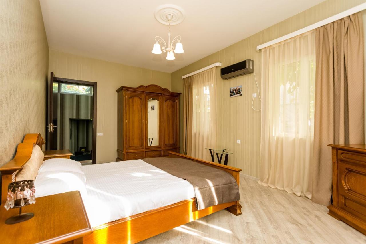 Rustaveli Two Bedroom Apartment With 5 Star Location 트빌리시 외부 사진