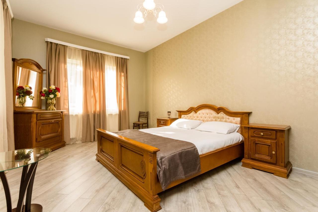 Rustaveli Two Bedroom Apartment With 5 Star Location 트빌리시 외부 사진