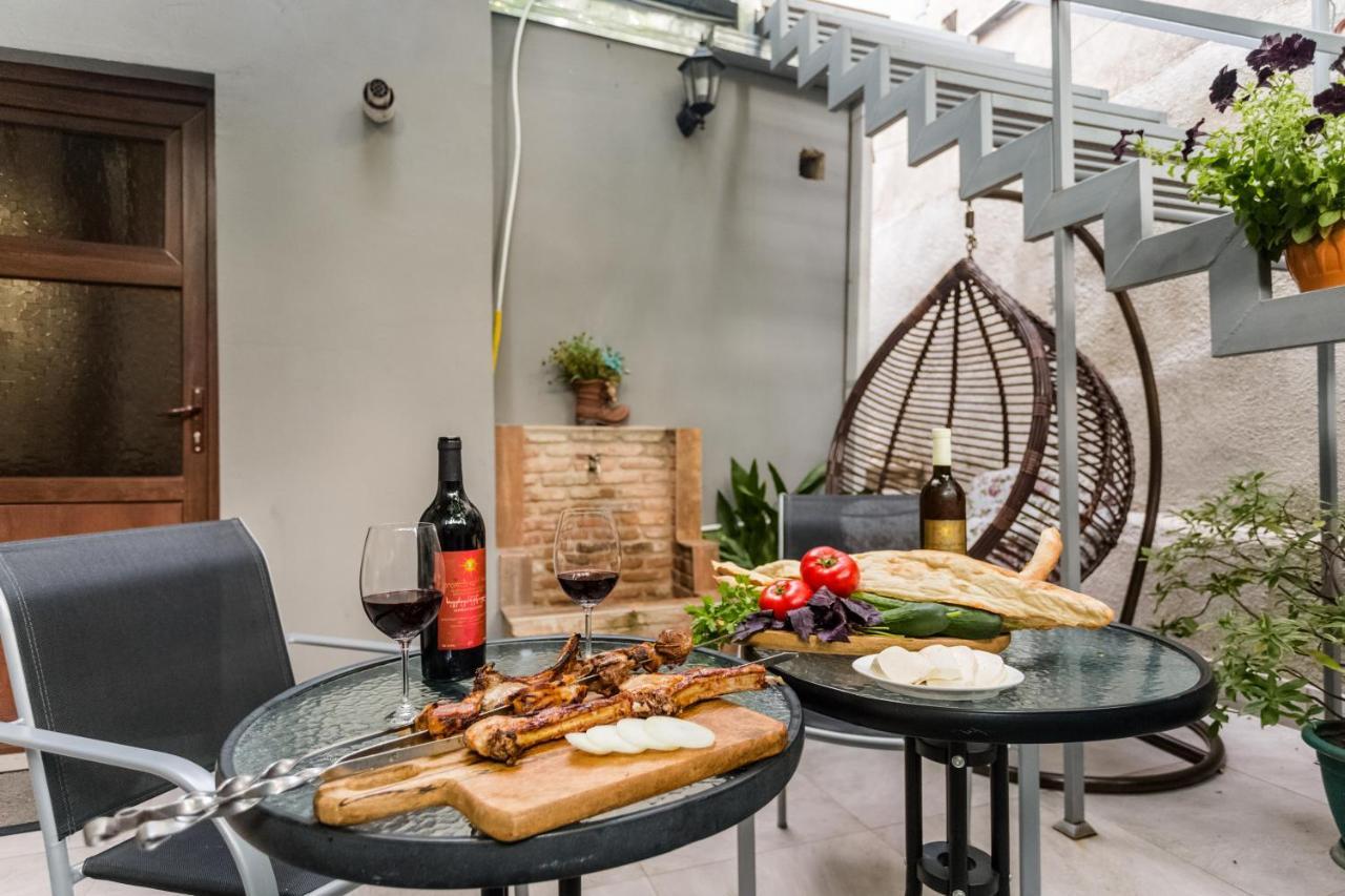 Rustaveli Two Bedroom Apartment With 5 Star Location 트빌리시 외부 사진